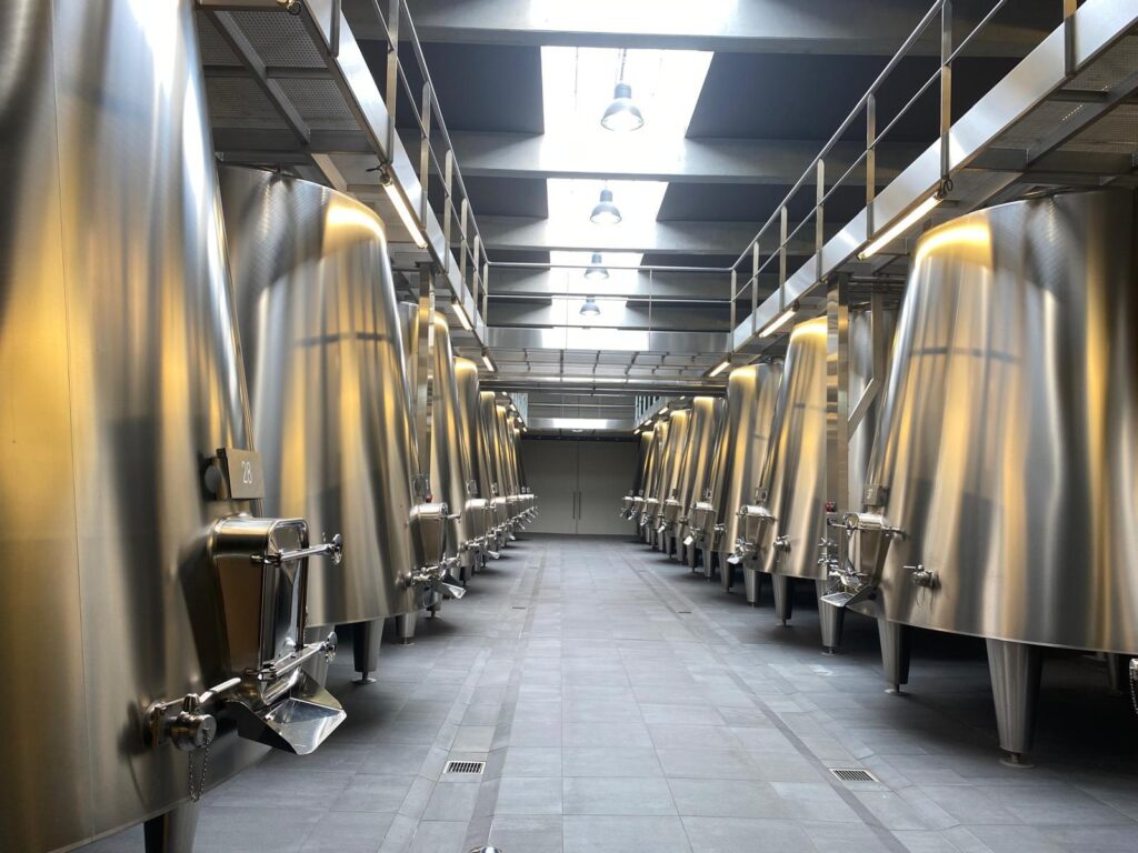 IA para bodegas: sala de depósitos de acero inoxidable